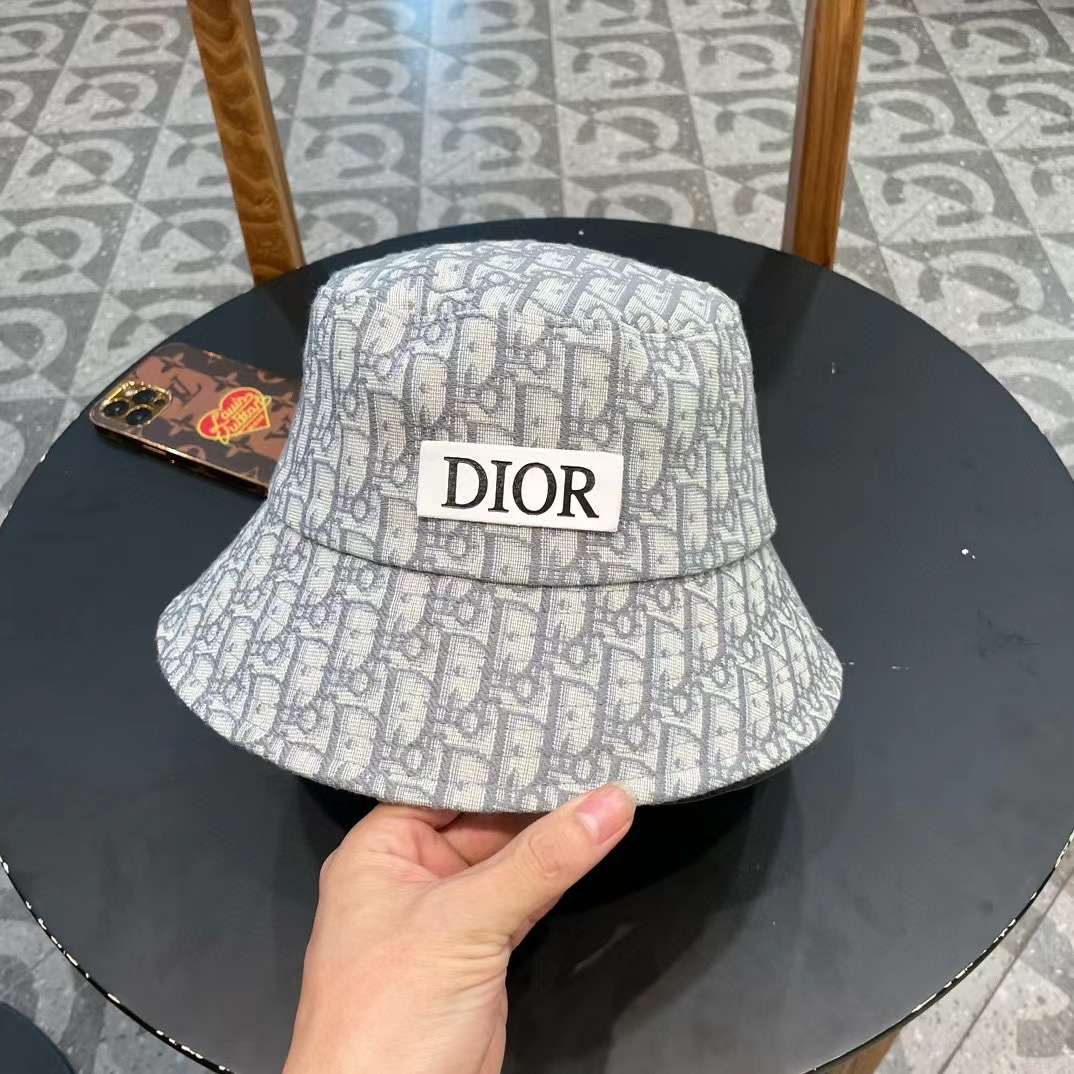 DIOR迪奥 🧢官网同步新款发布 D家渔夫帽，整个帽子质感超级好，上头效果很nice，萝莉御姐都可出众，
