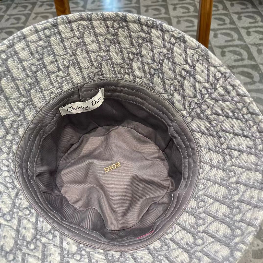 DIOR迪奥 🧢官网同步新款发布 D家渔夫帽，整个帽子质感超级好，上头效果很nice，萝莉御姐都可出众，