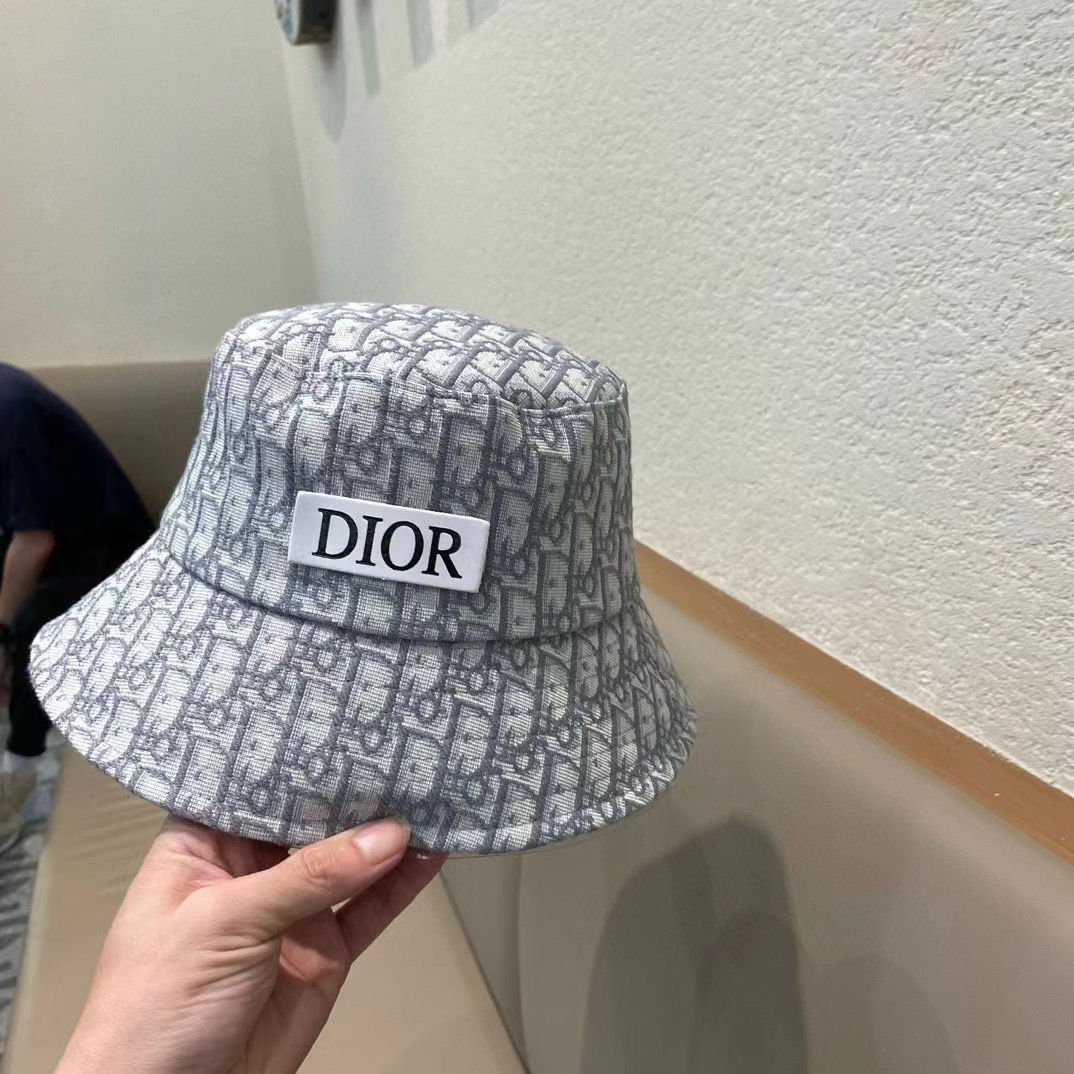 DIOR迪奥 🧢官网同步新款发布 D家渔夫帽，整个帽子质感超级好，上头效果很nice，萝莉御姐都可出众，