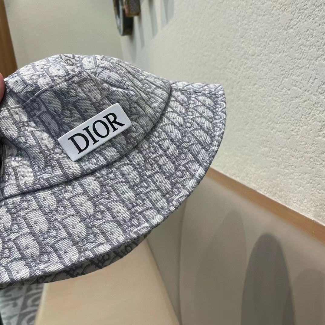 DIOR迪奥 🧢官网同步新款发布 D家渔夫帽，整个帽子质感超级好，上头效果很nice，萝莉御姐都可出众，