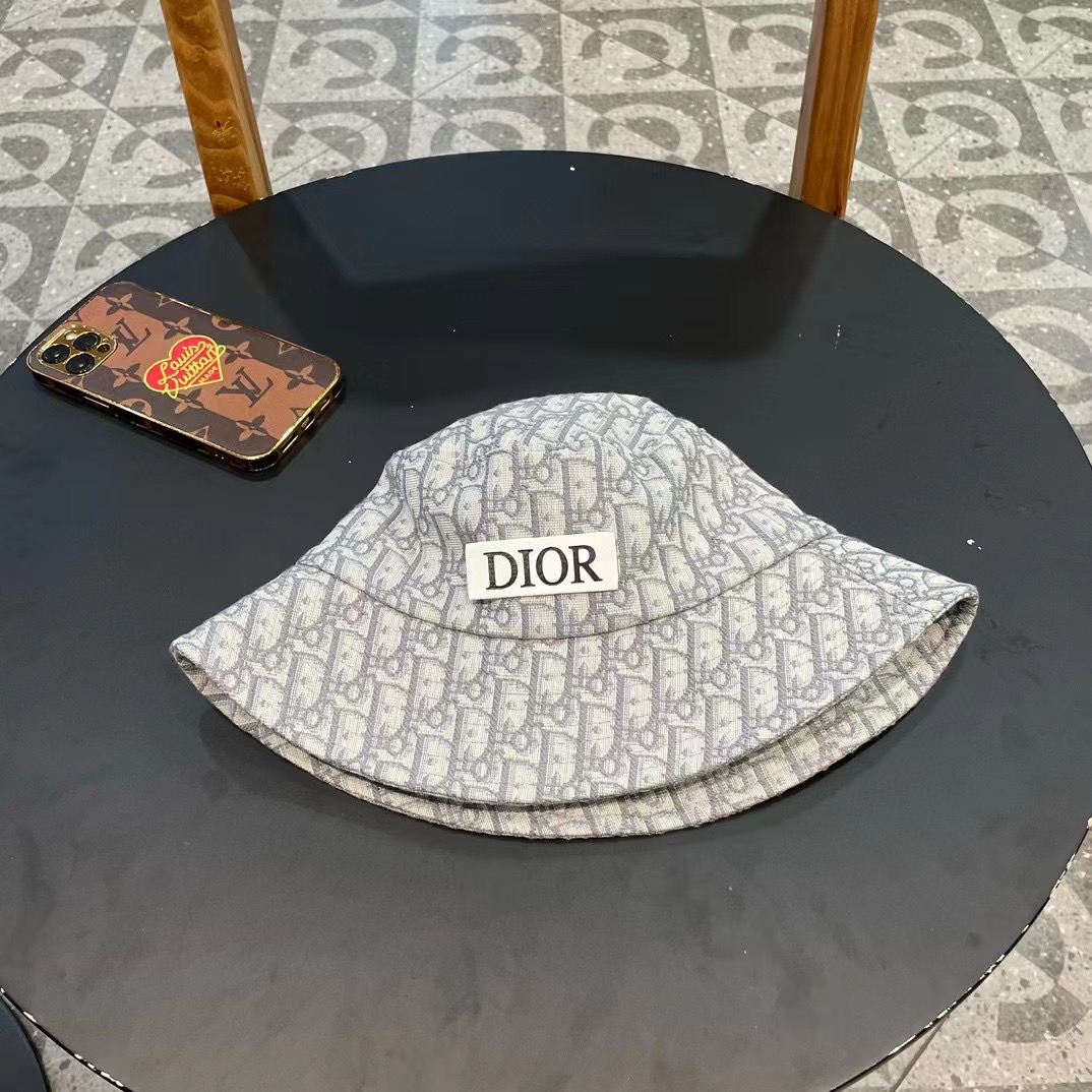 DIOR迪奥 🧢官网同步新款发布 D家渔夫帽，整个帽子质感超级好，上头效果很nice，萝莉御姐都可出众，