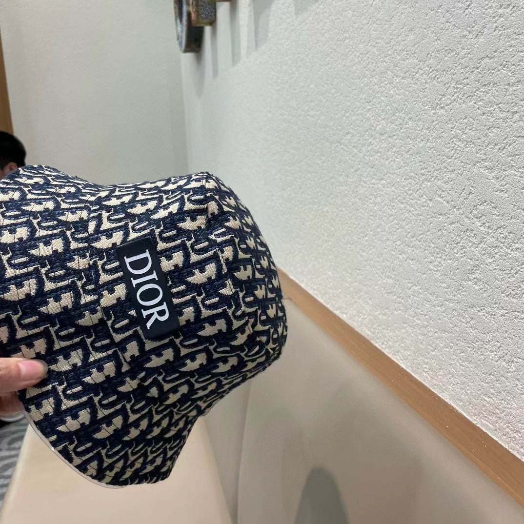 DIOR迪奥 🧢官网同步新款发布 D家渔夫帽，整个帽子质感超级好，上头效果很nice，萝莉御姐都可出众，