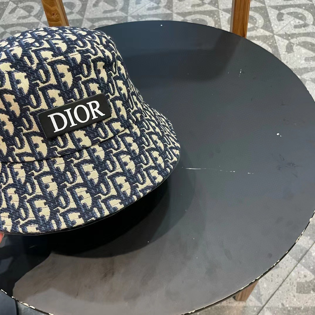 DIOR迪奥 🧢官网同步新款发布 D家渔夫帽，整个帽子质感超级好，上头效果很nice，萝莉御姐都可出众，