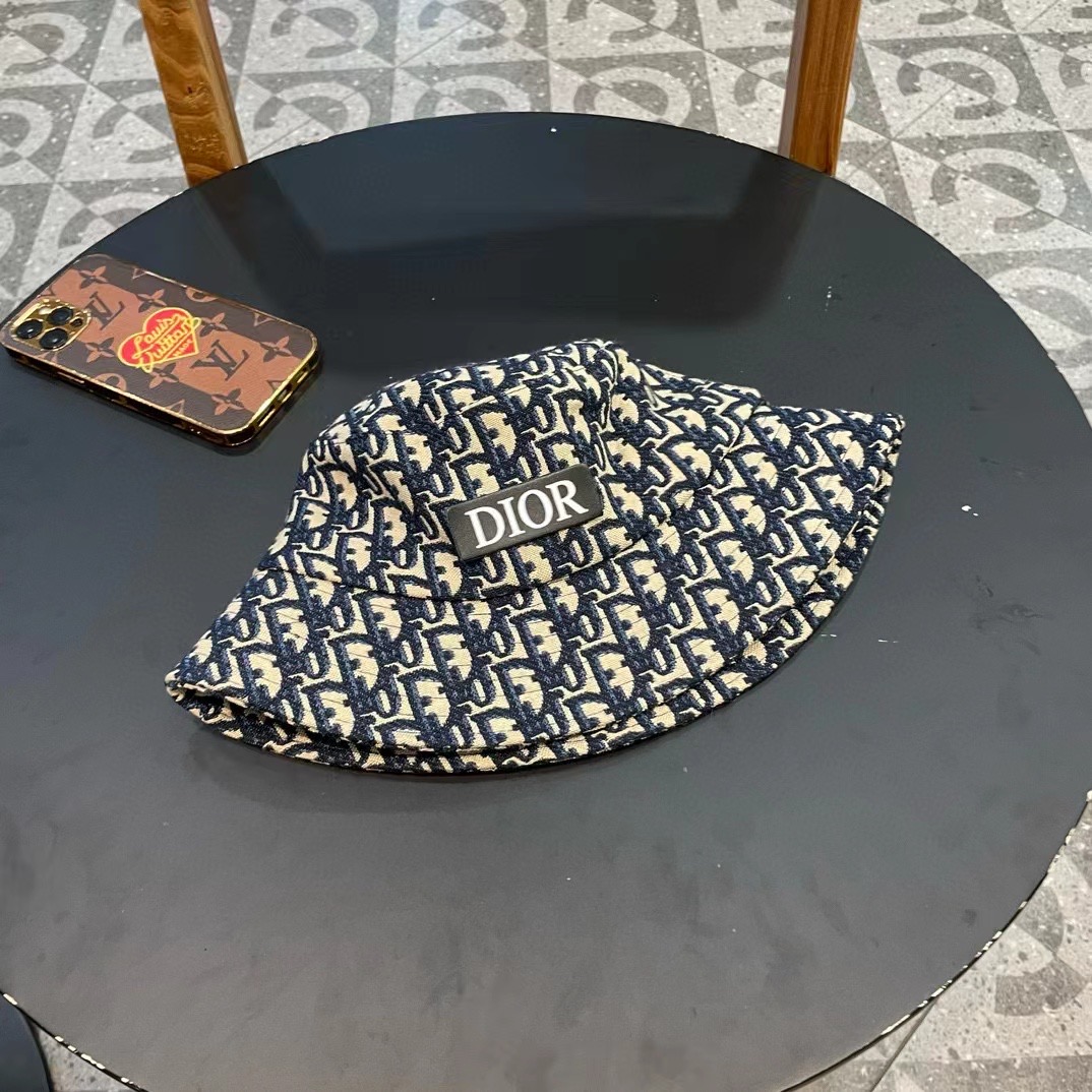DIOR迪奥 🧢官网同步新款发布 D家渔夫帽，整个帽子质感超级好，上头效果很nice，萝莉御姐都可出众，