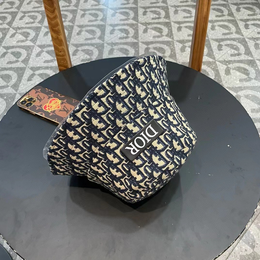 DIOR迪奥 🧢官网同步新款发布 D家渔夫帽，整个帽子质感超级好，上头效果很nice，萝莉御姐都可出众，