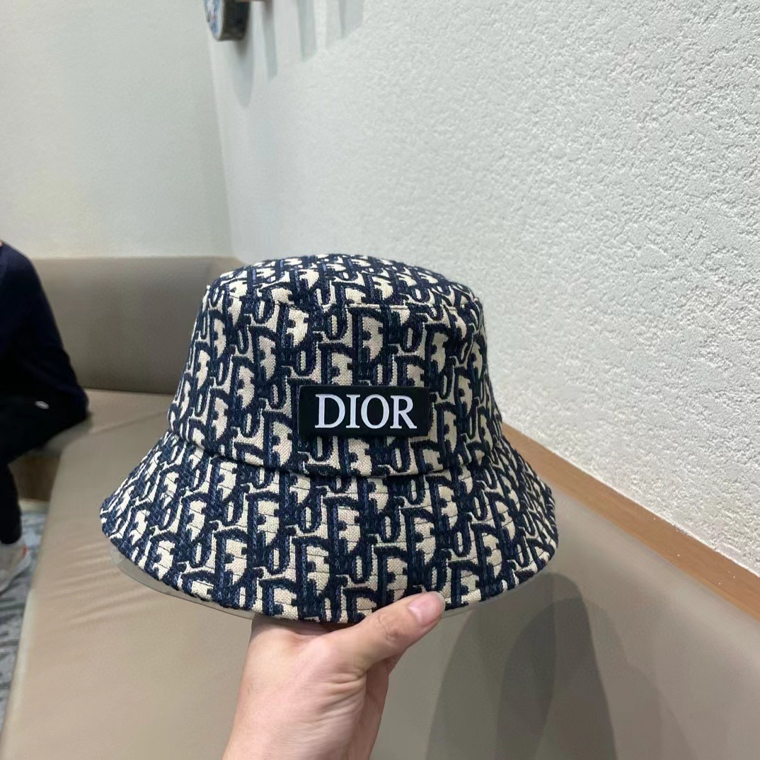 DIOR迪奥 🧢官网同步新款发布 D家渔夫帽，整个帽子质感超级好，上头效果很nice，萝莉御姐都可出众，
