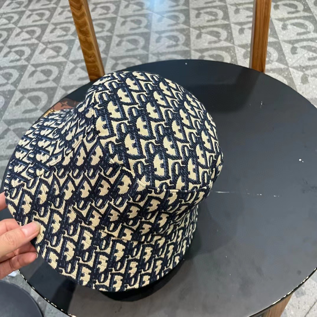 DIOR迪奥 🧢官网同步新款发布 D家渔夫帽，整个帽子质感超级好，上头效果很nice，萝莉御姐都可出众，