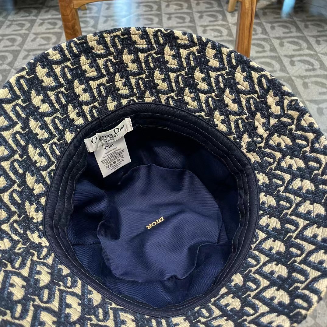 DIOR迪奥 🧢官网同步新款发布 D家渔夫帽，整个帽子质感超级好，上头效果很nice，萝莉御姐都可出众，