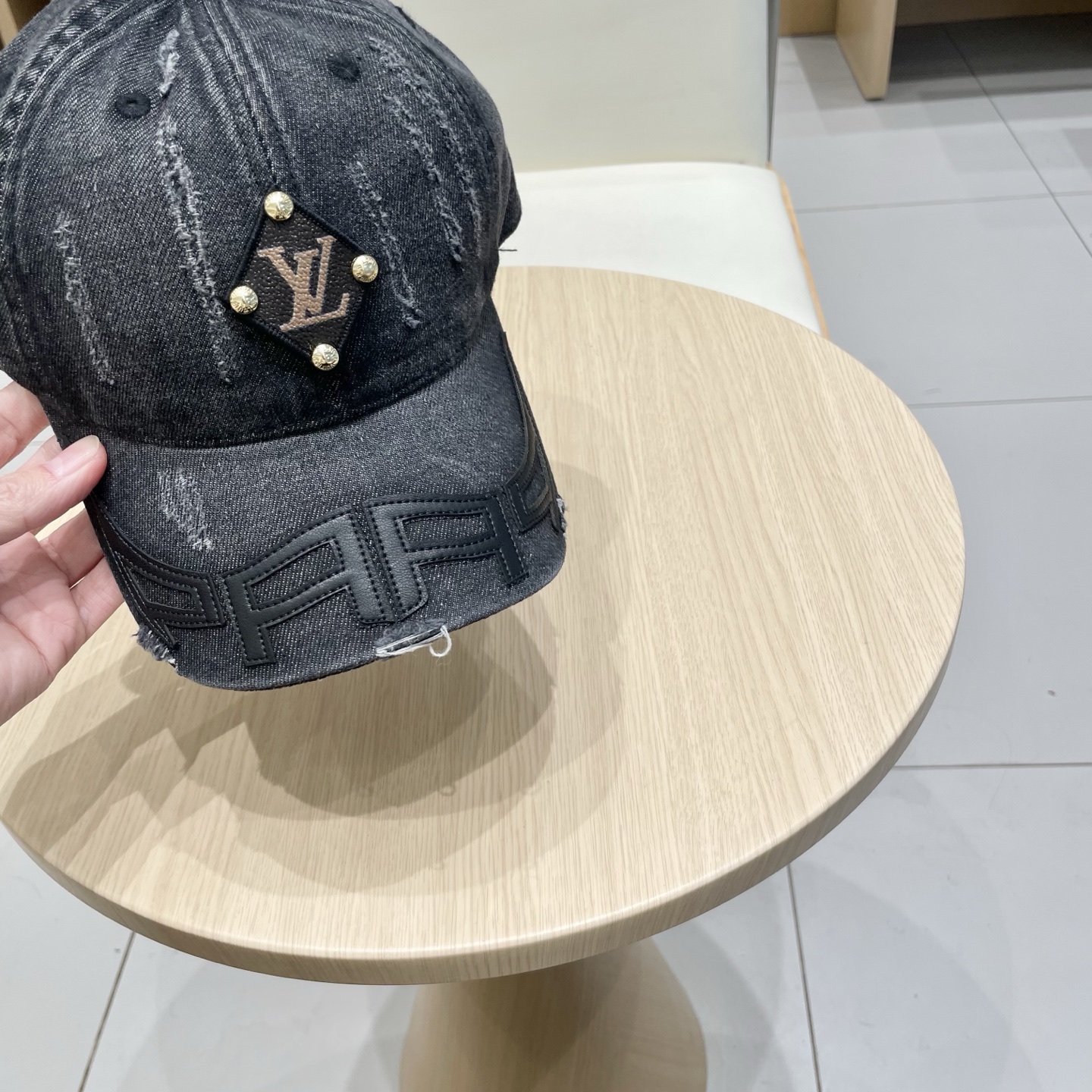 🧢路易威登棒球帽 LouisVuitton😍新款LV棒球帽，重工打造♥️高端大气，百搭款🤗男女通用！跑量