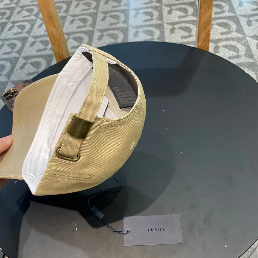   普拉达Prada 经典三角标棒球帽🧢万能必留款 戴一万年都好看 日常刚需 颜色完美 帽型正点 简直谁