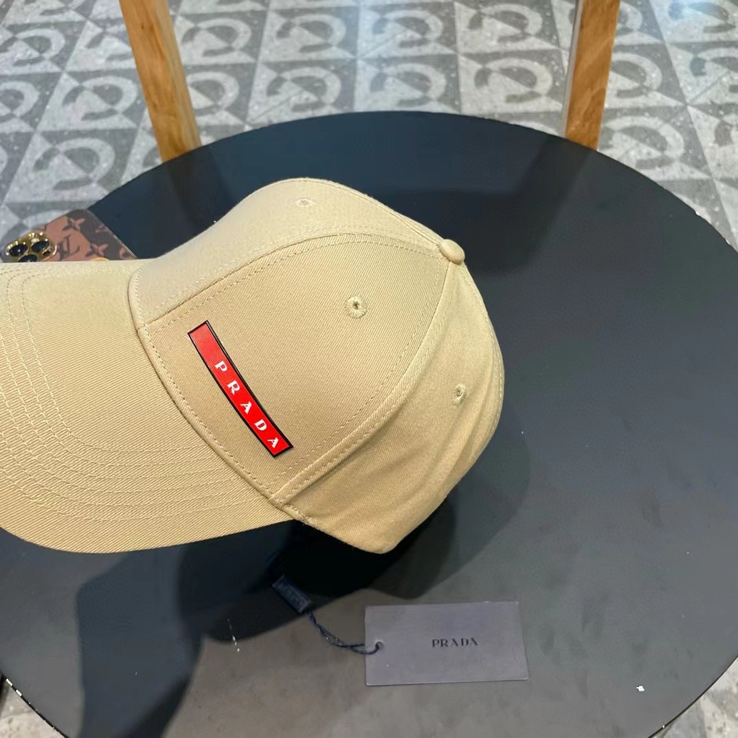   普拉达Prada 经典三角标棒球帽🧢万能必留款 戴一万年都好看 日常刚需 颜色完美 帽型正点 简直谁