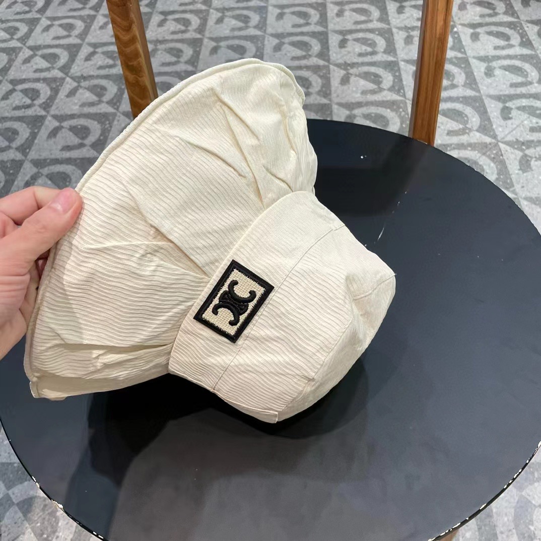 。CELINE塞琳春夏走秀爆款渔夫帽原版定制，简约时尚，搭配同色T恤简直不要太好看头围:56-58cm均