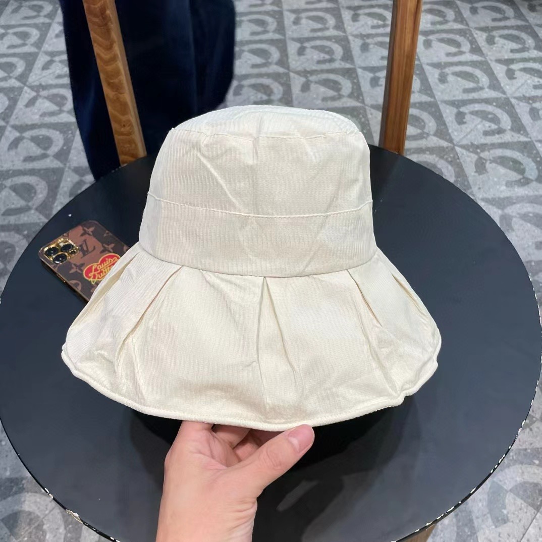 。CELINE塞琳春夏走秀爆款渔夫帽原版定制，简约时尚，搭配同色T恤简直不要太好看头围:56-58cm均