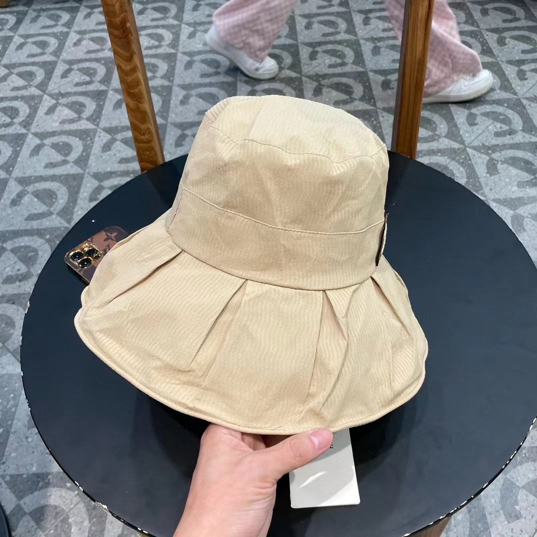 。CELINE塞琳春夏走秀爆款渔夫帽原版定制，简约时尚，搭配同色T恤简直不要太好看头围:56-58cm均