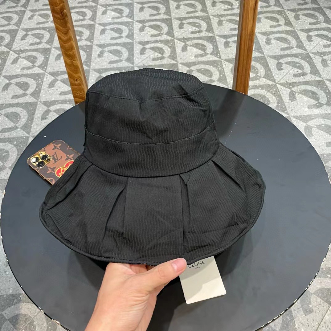 。CELINE塞琳春夏走秀爆款渔夫帽原版定制，简约时尚，搭配同色T恤简直不要太好看头围:56-58cm均