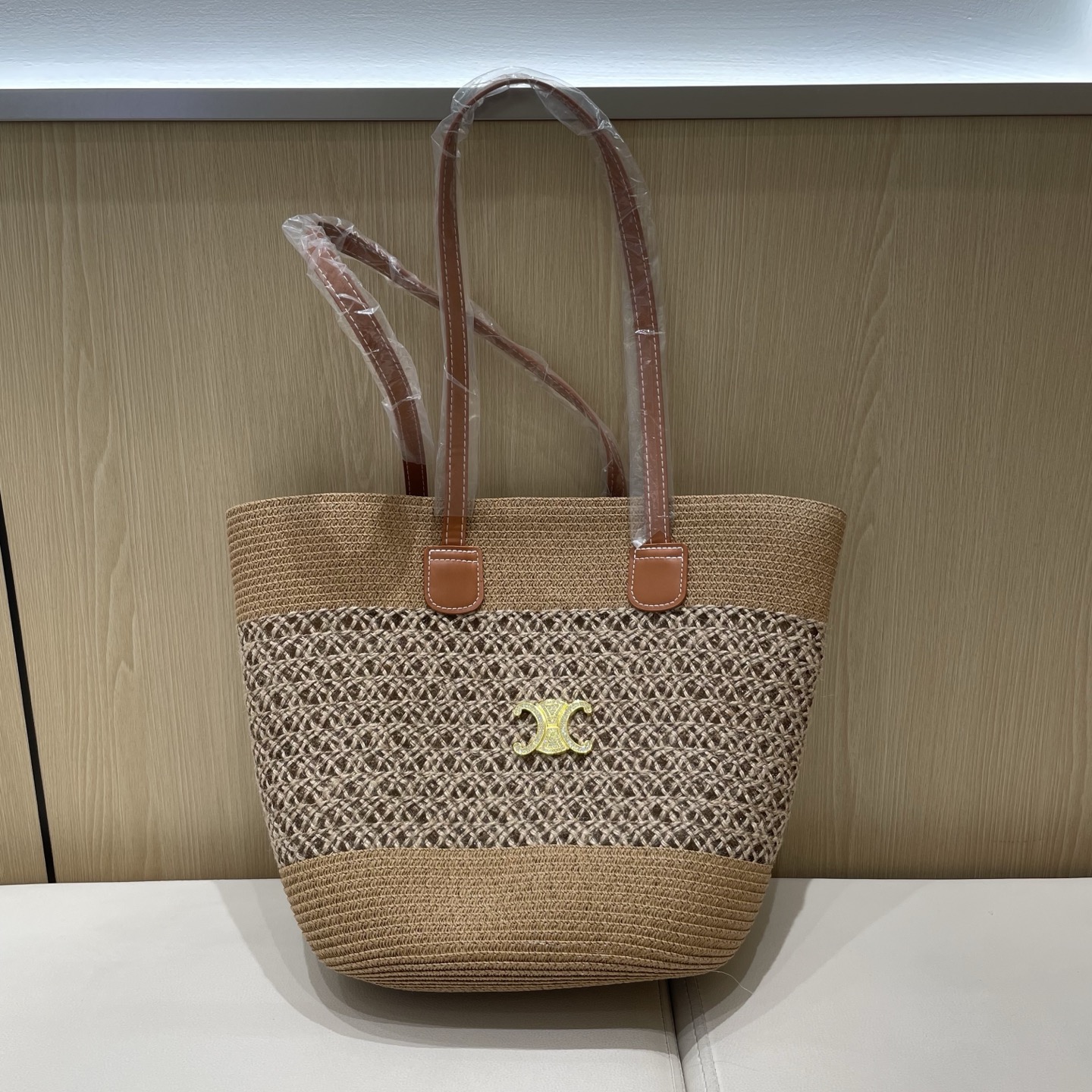 NO:230283,Celine straw woven bags for women in summer travel French photo vacation beach woven handbags straw woven bags hand woven bags, must-haves for beach trips in summer, size: top width 40cm, bottom width 23cm height 30cm hat straw hat fisherman hat baseball hat, hat, celine, espadrilles, espadrilles, hats19860909Celine草编包女夏天出游法式拍照度假海边沙滩编织手提包包草包草编包拉手编包,夏季出游沙滩必备,尺寸:上宽40cm 下宽23cm高度30cm帽子草帽渔夫帽棒球帽,帽子,celine,espadrilles,espadrilles,hats,hat