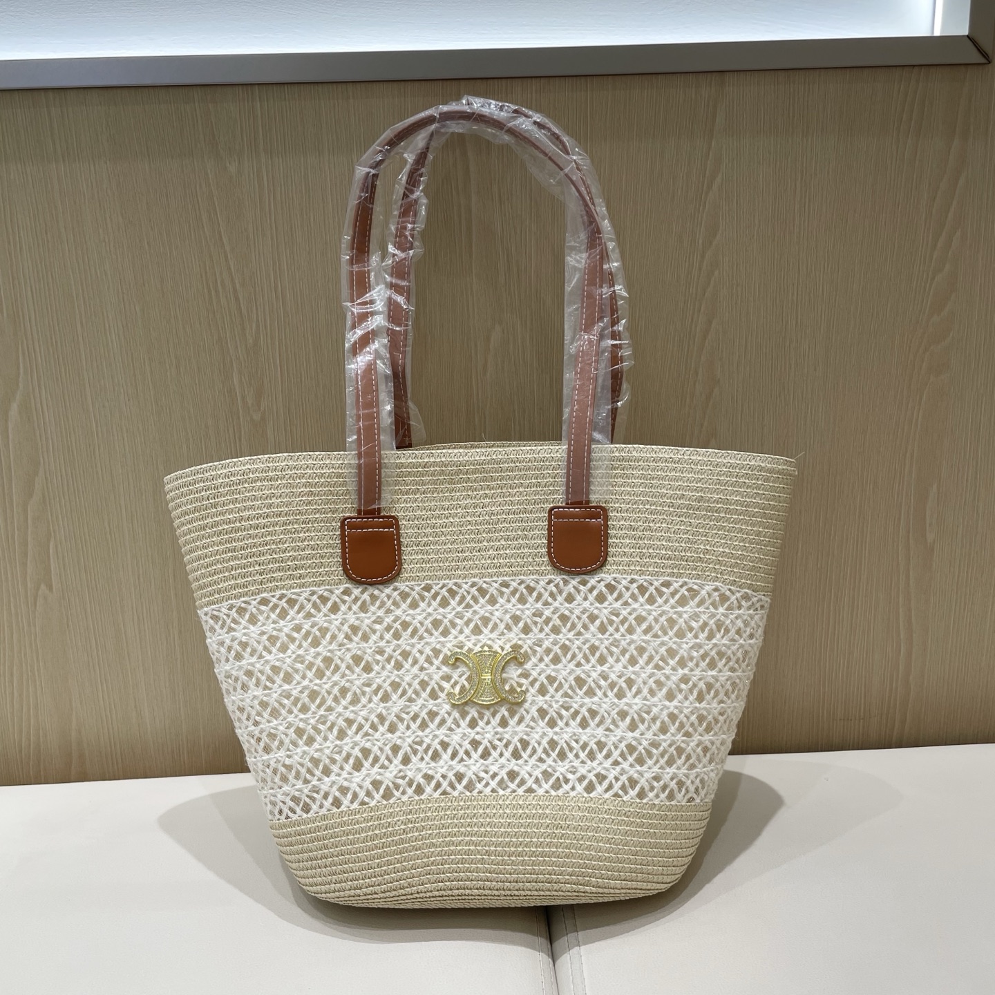 NO:230288,Celine Celine straw woven bags for women in summer travel French photo vacation beach woven handbags straw woven bags hand woven bags, must-haves for beach trips in summer, size: top width 40cm, bottom width 23cm height 30cm hat straw hat fisherman hat baseball hat, hat, celine, espadrilles, espadrilles, hats19860909塞琳Celine草编包女夏天出游法式拍照度假海边沙滩编织手提包包草包草编包拉手编包,夏季出游沙滩必备,尺寸:上宽40cm 下宽23cm高度30cm帽子草帽渔夫帽棒球帽,帽子,celine,espadrilles,espadrilles,hats,hat