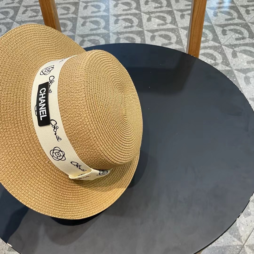    【CHANEL香奈儿】的新款平顶草帽，沙滩风，简约大方，百搭单品～出街首选，