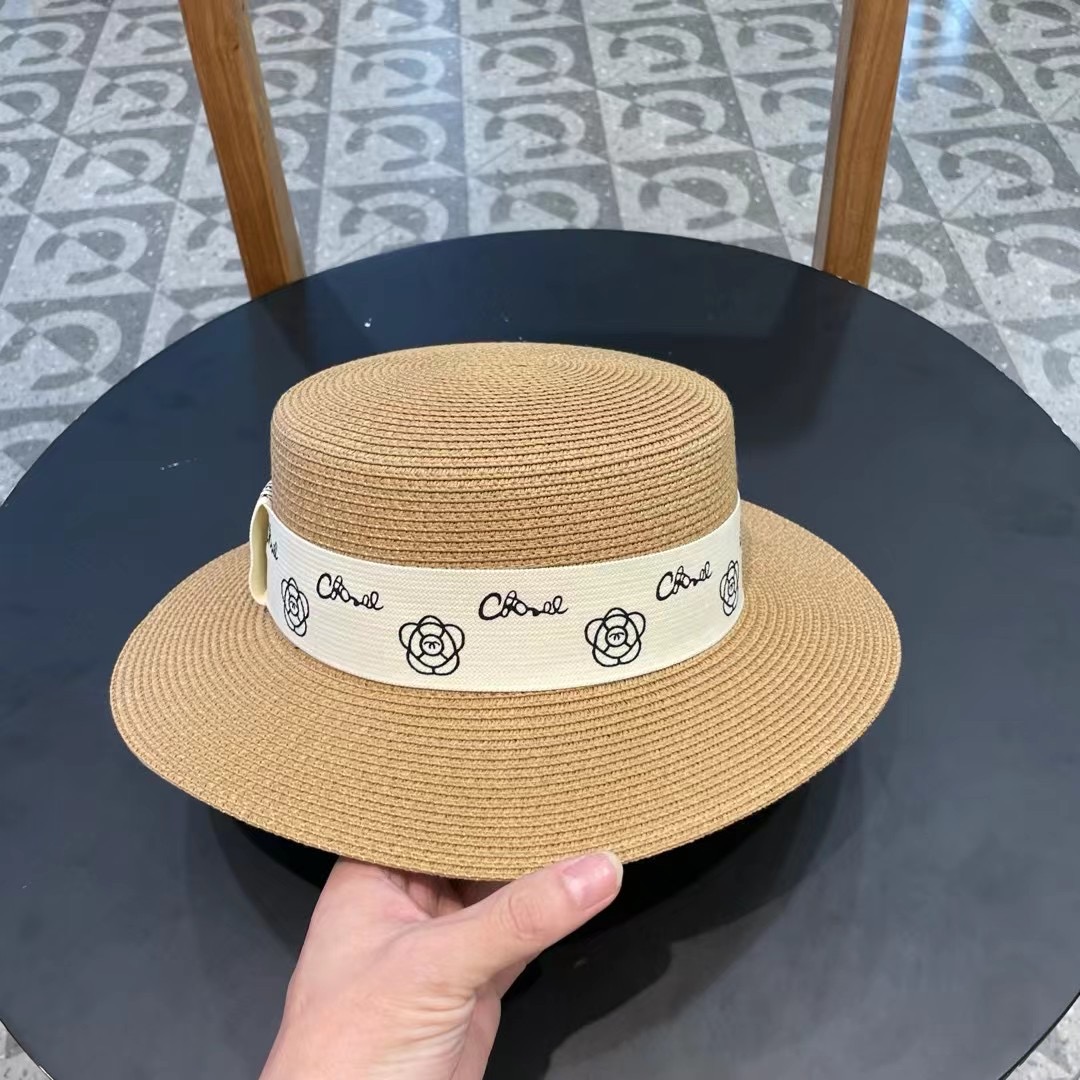    【CHANEL香奈儿】的新款平顶草帽，沙滩风，简约大方，百搭单品～出街首选，