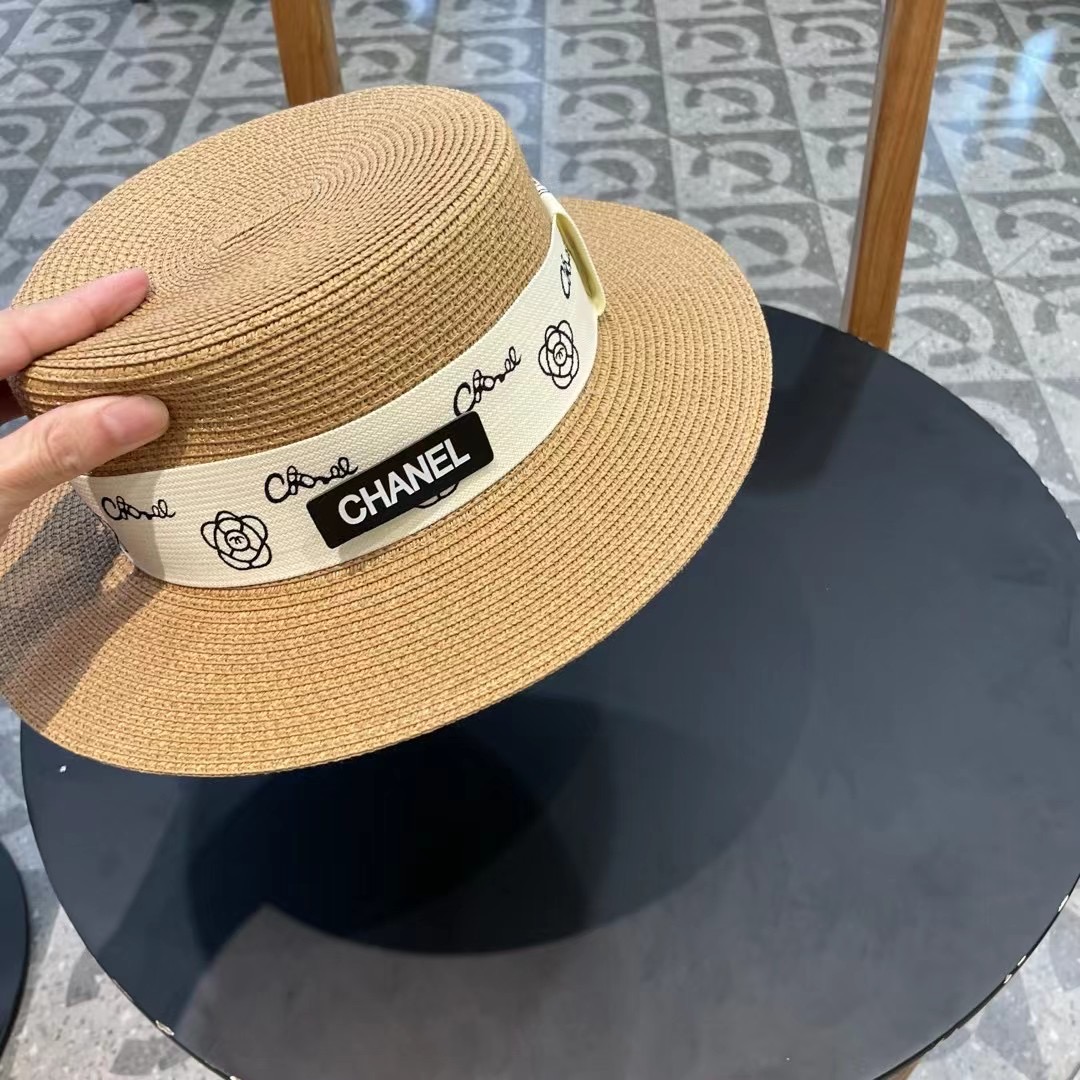    【CHANEL香奈儿】的新款平顶草帽，沙滩风，简约大方，百搭单品～出街首选，