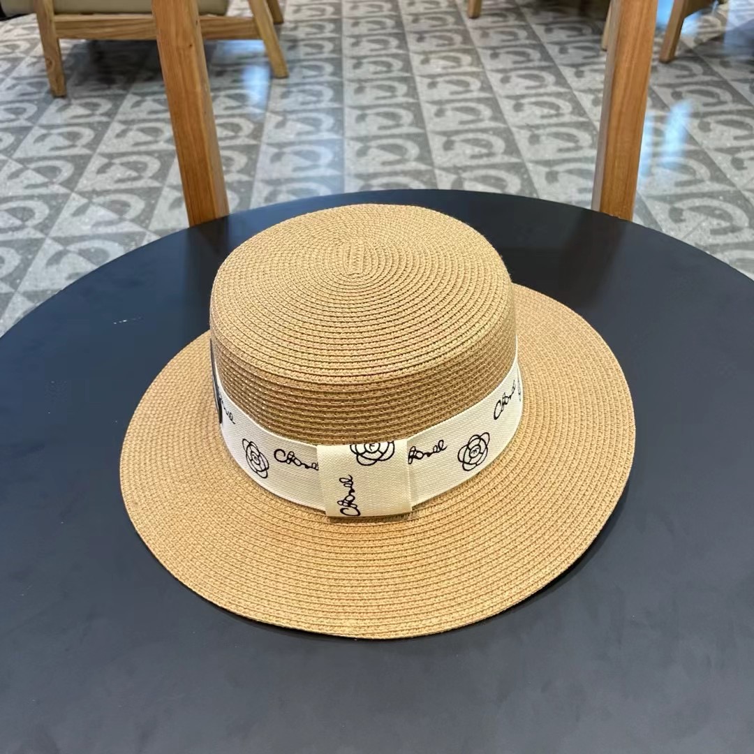    【CHANEL香奈儿】的新款平顶草帽，沙滩风，简约大方，百搭单品～出街首选，
