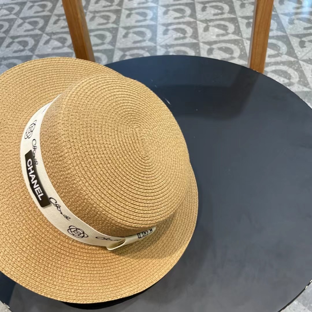    【CHANEL香奈儿】的新款平顶草帽，沙滩风，简约大方，百搭单品～出街首选，