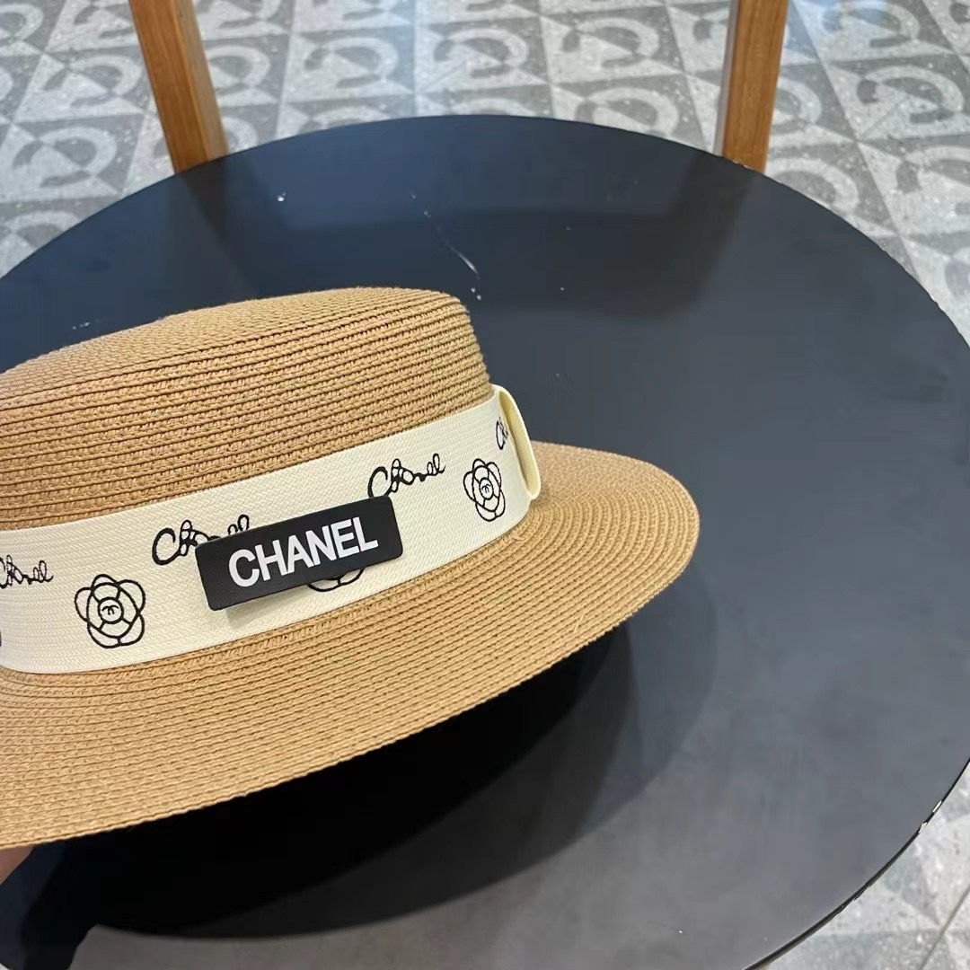    【CHANEL香奈儿】的新款平顶草帽，沙滩风，简约大方，百搭单品～出街首选，