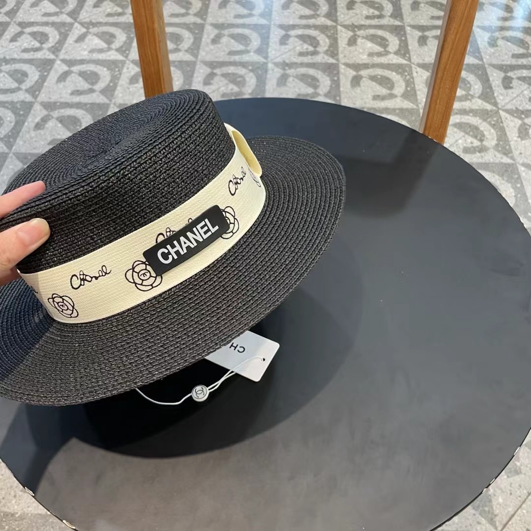    【CHANEL香奈儿】的新款平顶草帽，沙滩风，简约大方，百搭单品～出街首选，