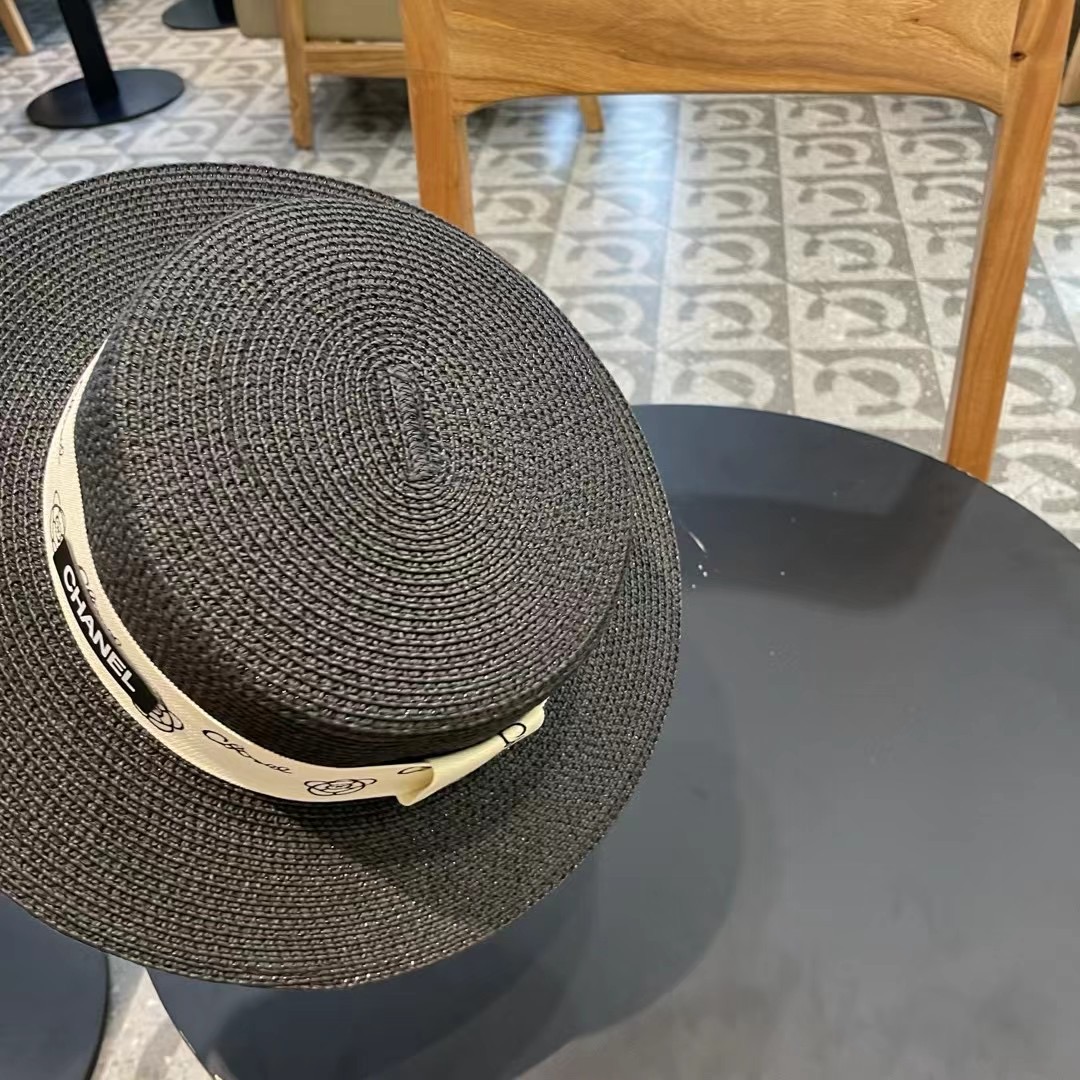    【CHANEL香奈儿】的新款平顶草帽，沙滩风，简约大方，百搭单品～出街首选，