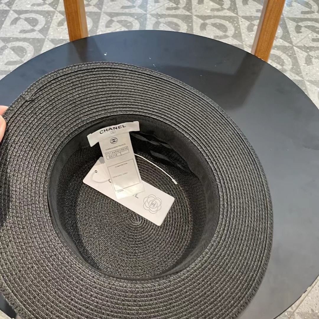    【CHANEL香奈儿】的新款平顶草帽，沙滩风，简约大方，百搭单品～出街首选，