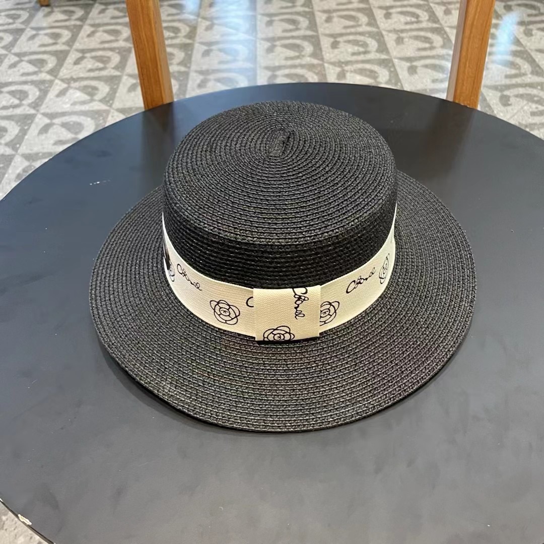    【CHANEL香奈儿】的新款平顶草帽，沙滩风，简约大方，百搭单品～出街首选，