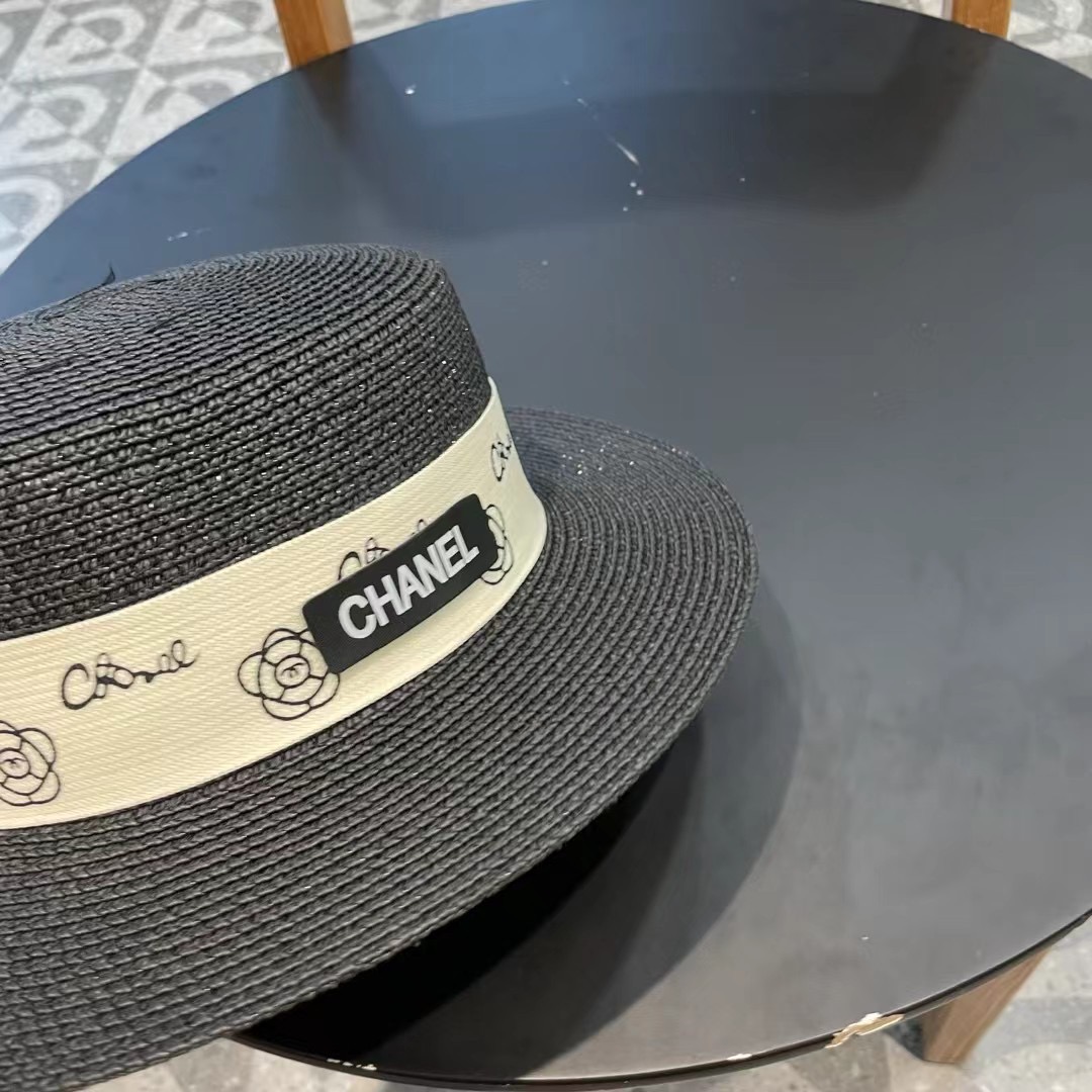    【CHANEL香奈儿】的新款平顶草帽，沙滩风，简约大方，百搭单品～出街首选，