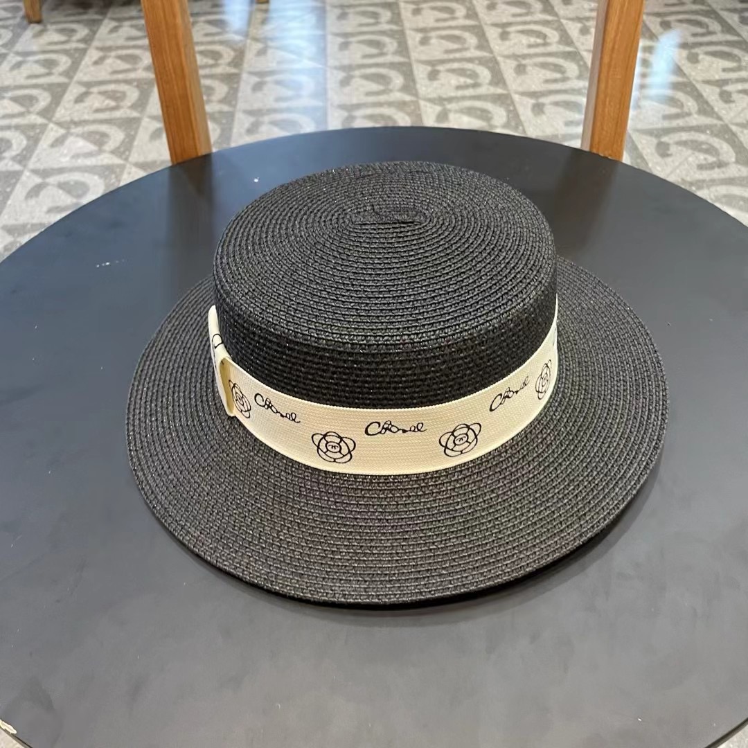    【CHANEL香奈儿】的新款平顶草帽，沙滩风，简约大方，百搭单品～出街首选，