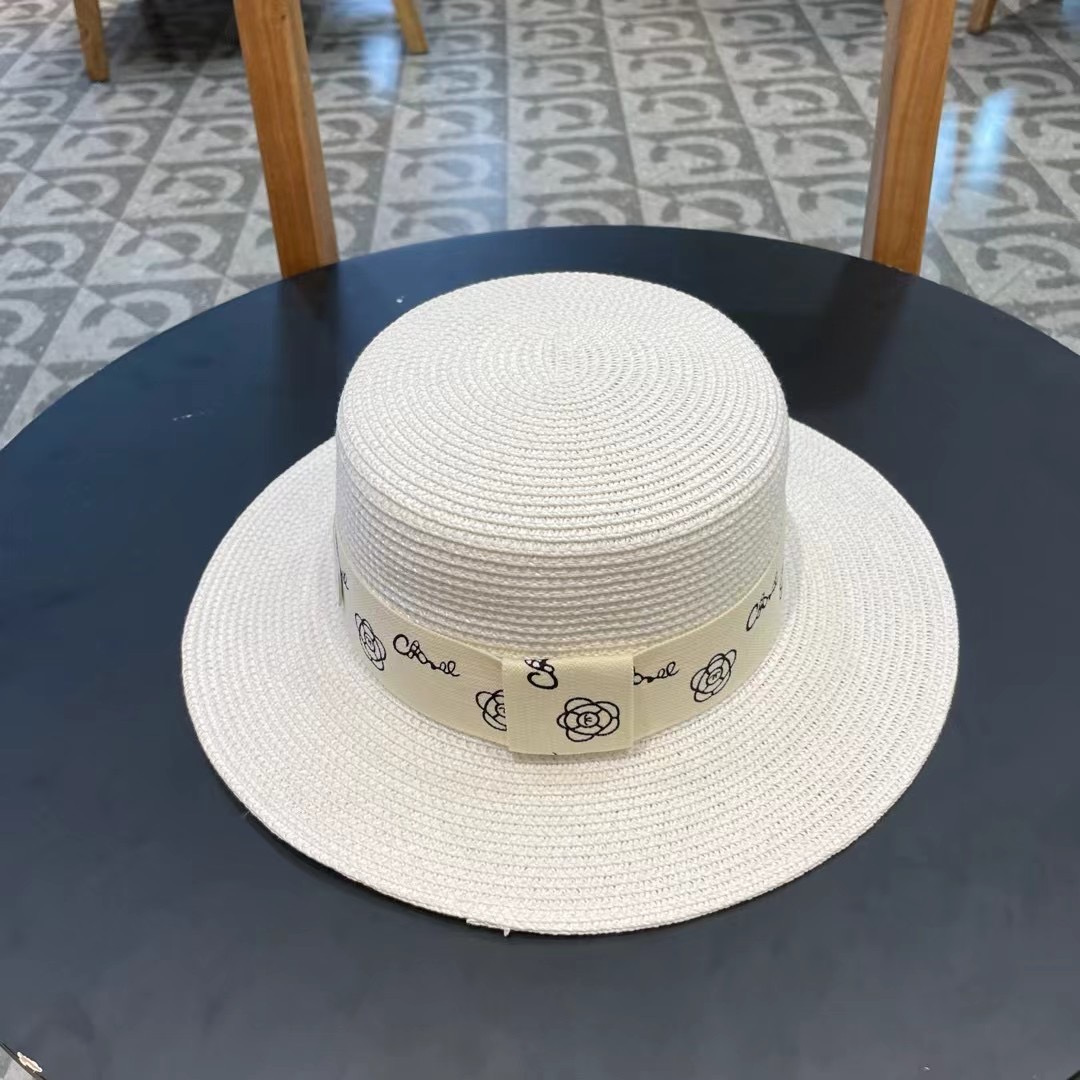    【CHANEL香奈儿】的新款平顶草帽，沙滩风，简约大方，百搭单品～出街首选，
