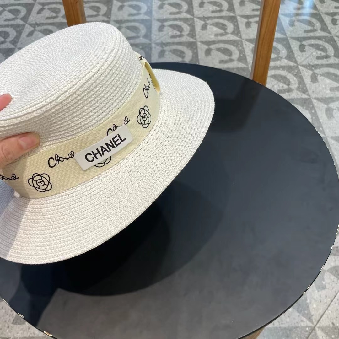    【CHANEL香奈儿】的新款平顶草帽，沙滩风，简约大方，百搭单品～出街首选，