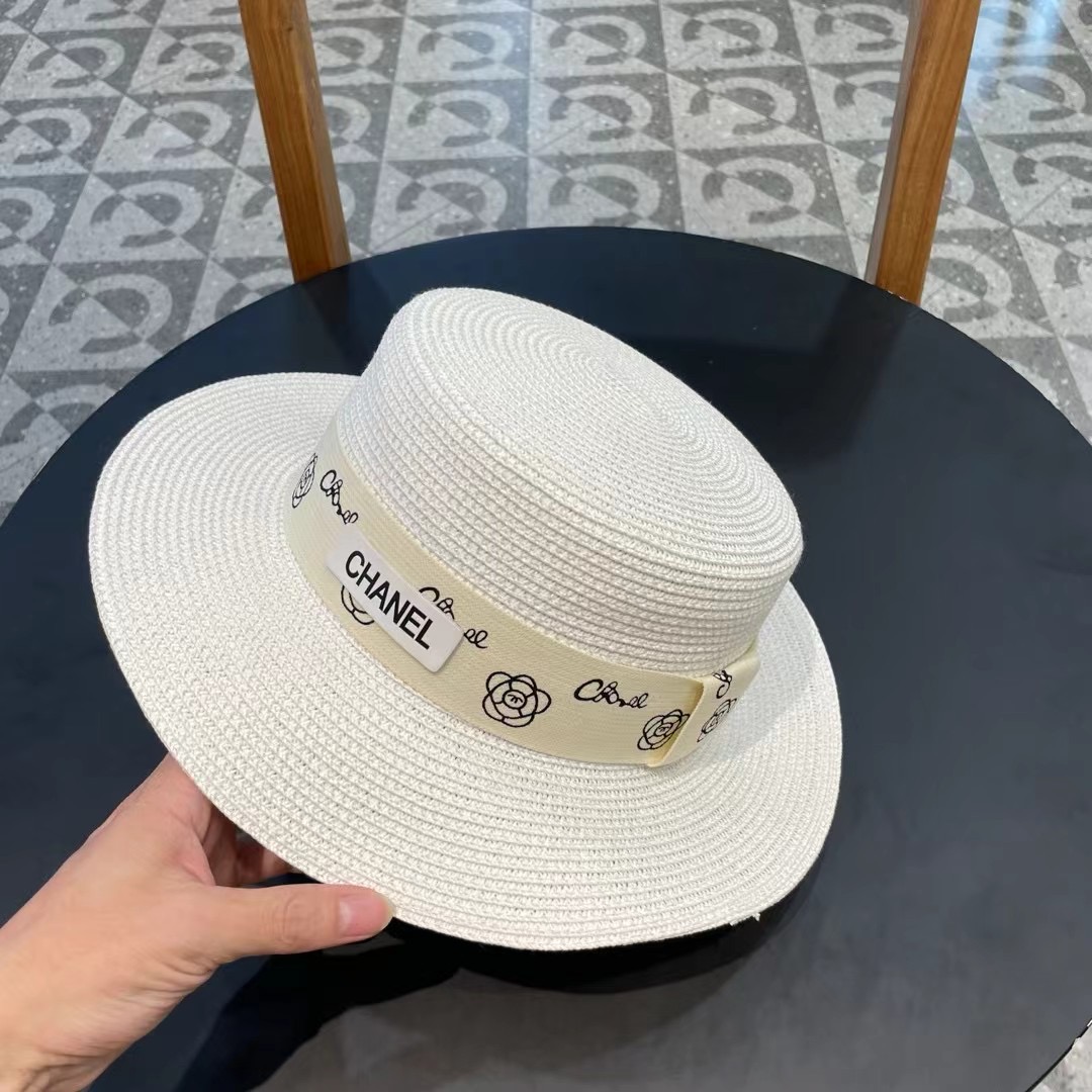    【CHANEL香奈儿】的新款平顶草帽，沙滩风，简约大方，百搭单品～出街首选，