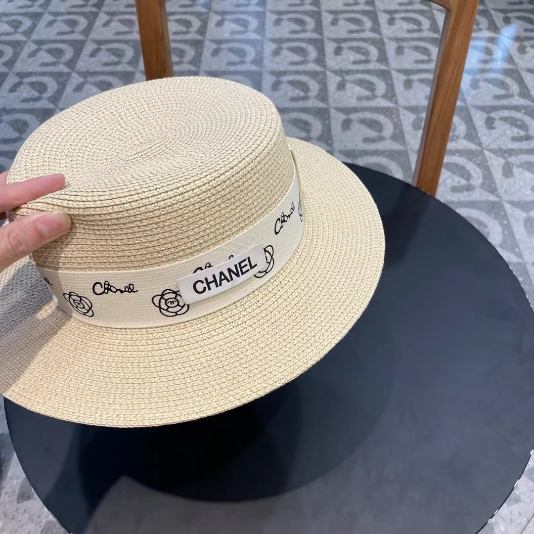    【CHANEL香奈儿】的新款平顶草帽，沙滩风，简约大方，百搭单品～出街首选，