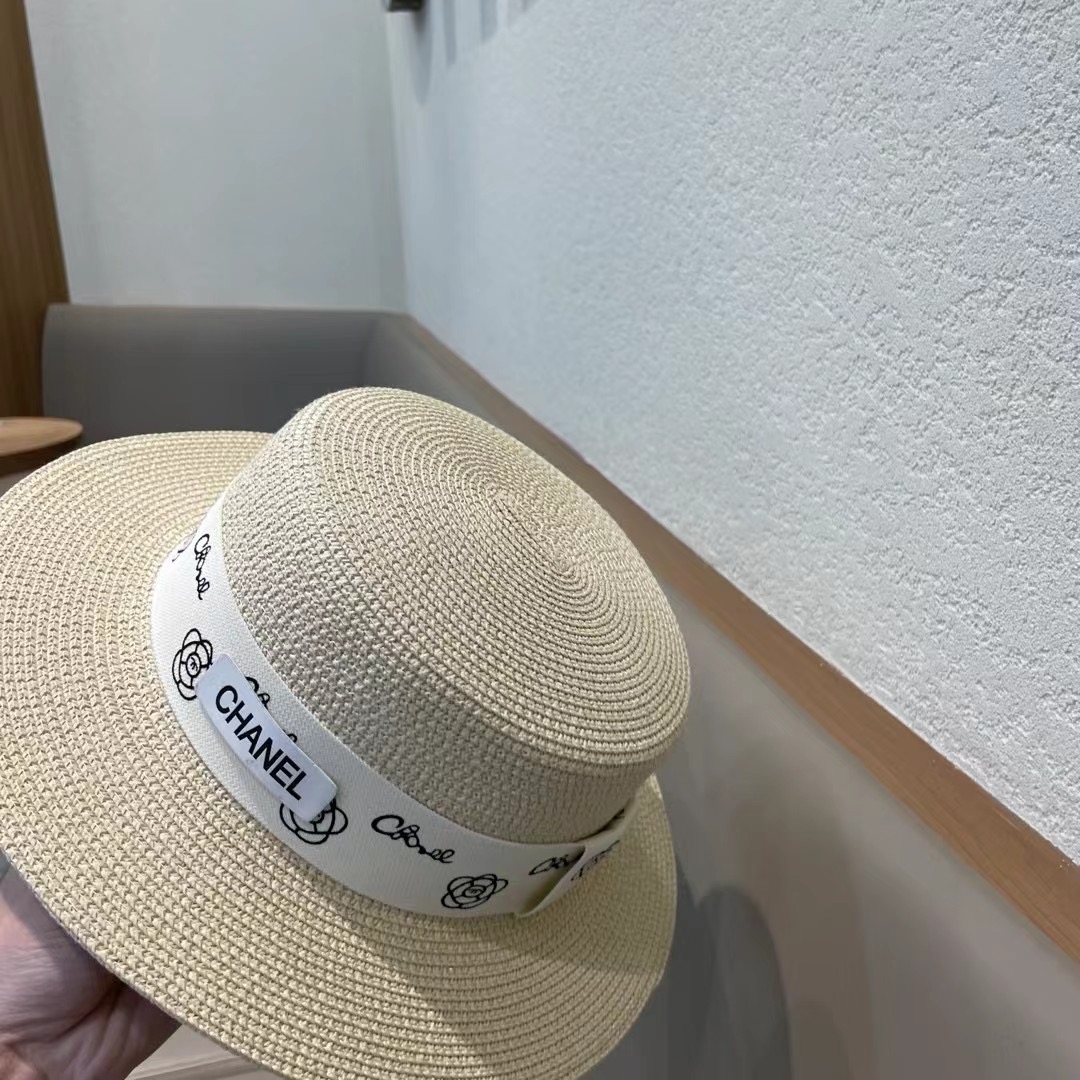    【CHANEL香奈儿】的新款平顶草帽，沙滩风，简约大方，百搭单品～出街首选，