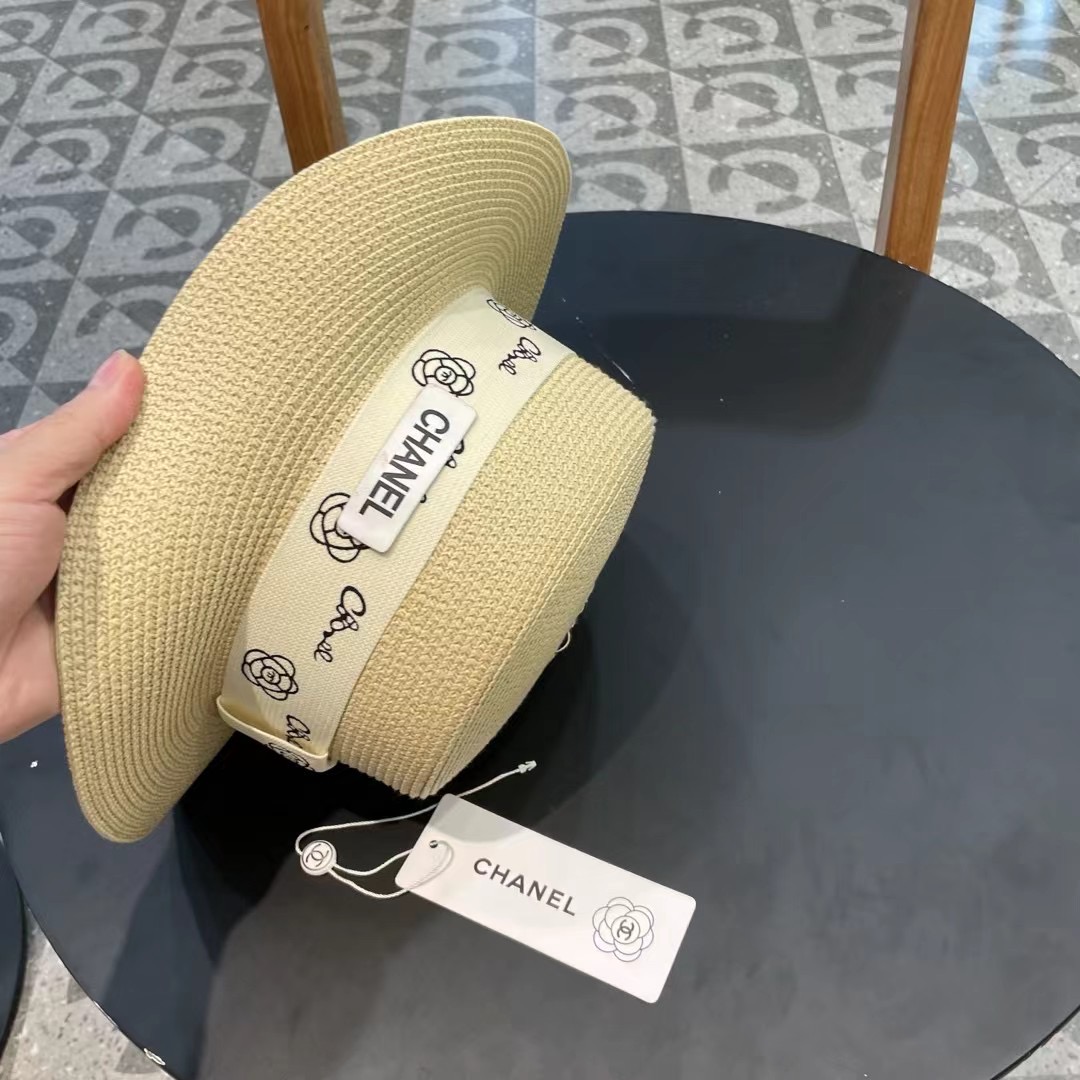    【CHANEL香奈儿】的新款平顶草帽，沙滩风，简约大方，百搭单品～出街首选，