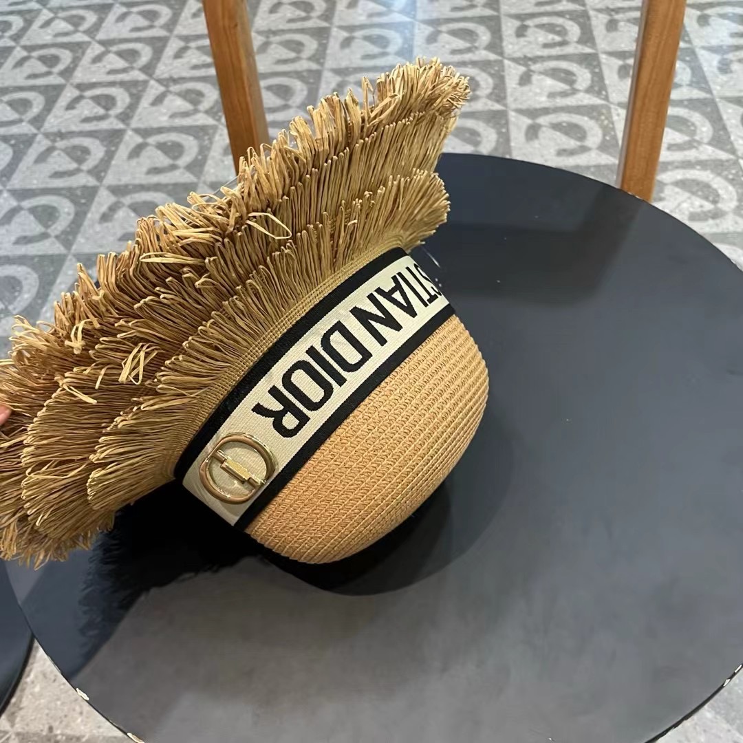    【DIOR迪奥】的新款草编遮阳草帽大沿帽🤩沙滩风，简约大方，百搭单品～出街首选，新款帽型超美腻，新