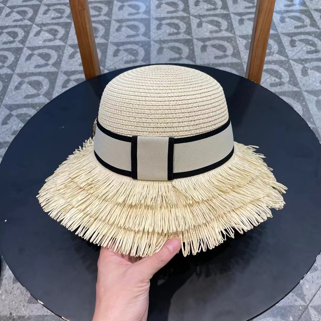    【DIOR迪奥】的新款草编遮阳草帽大沿帽🤩沙滩风，简约大方，百搭单品～出街首选，新款帽型超美腻，新