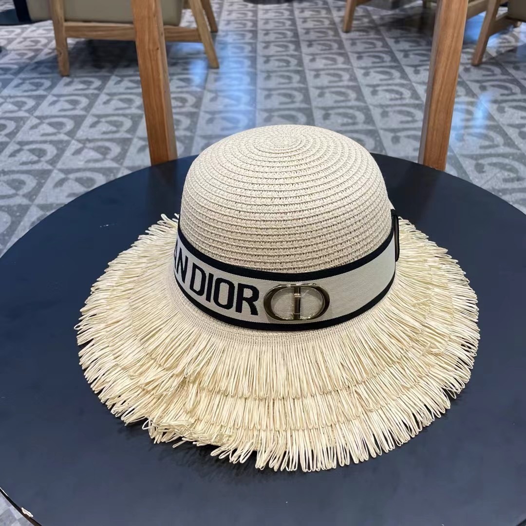    【DIOR迪奥】的新款草编遮阳草帽大沿帽🤩沙滩风，简约大方，百搭单品～出街首选，新款帽型超美腻，新