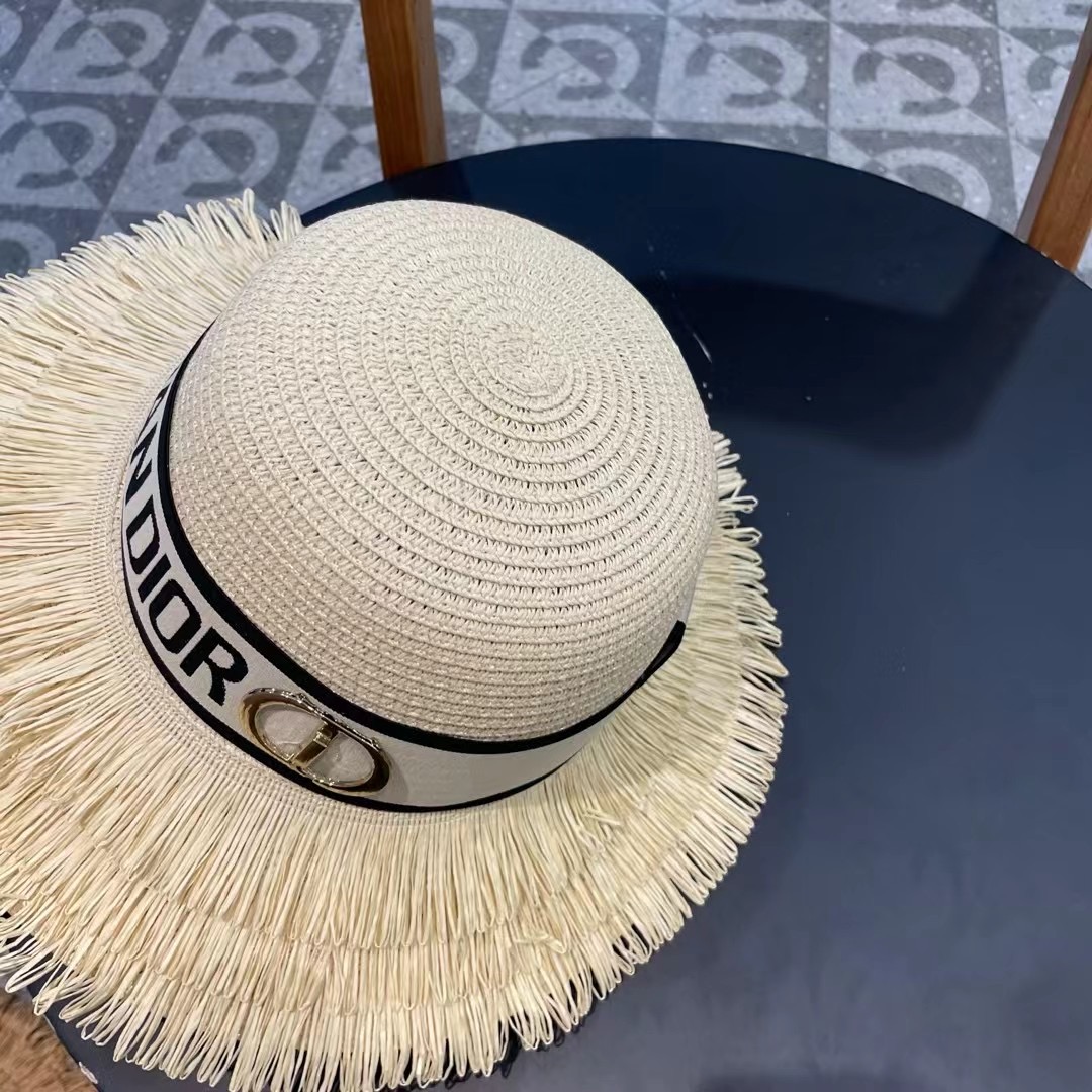    【DIOR迪奥】的新款草编遮阳草帽大沿帽🤩沙滩风，简约大方，百搭单品～出街首选，新款帽型超美腻，新