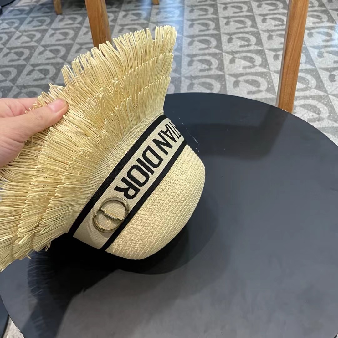    【DIOR迪奥】的新款草编遮阳草帽大沿帽🤩沙滩风，简约大方，百搭单品～出街首选，新款帽型超美腻，新