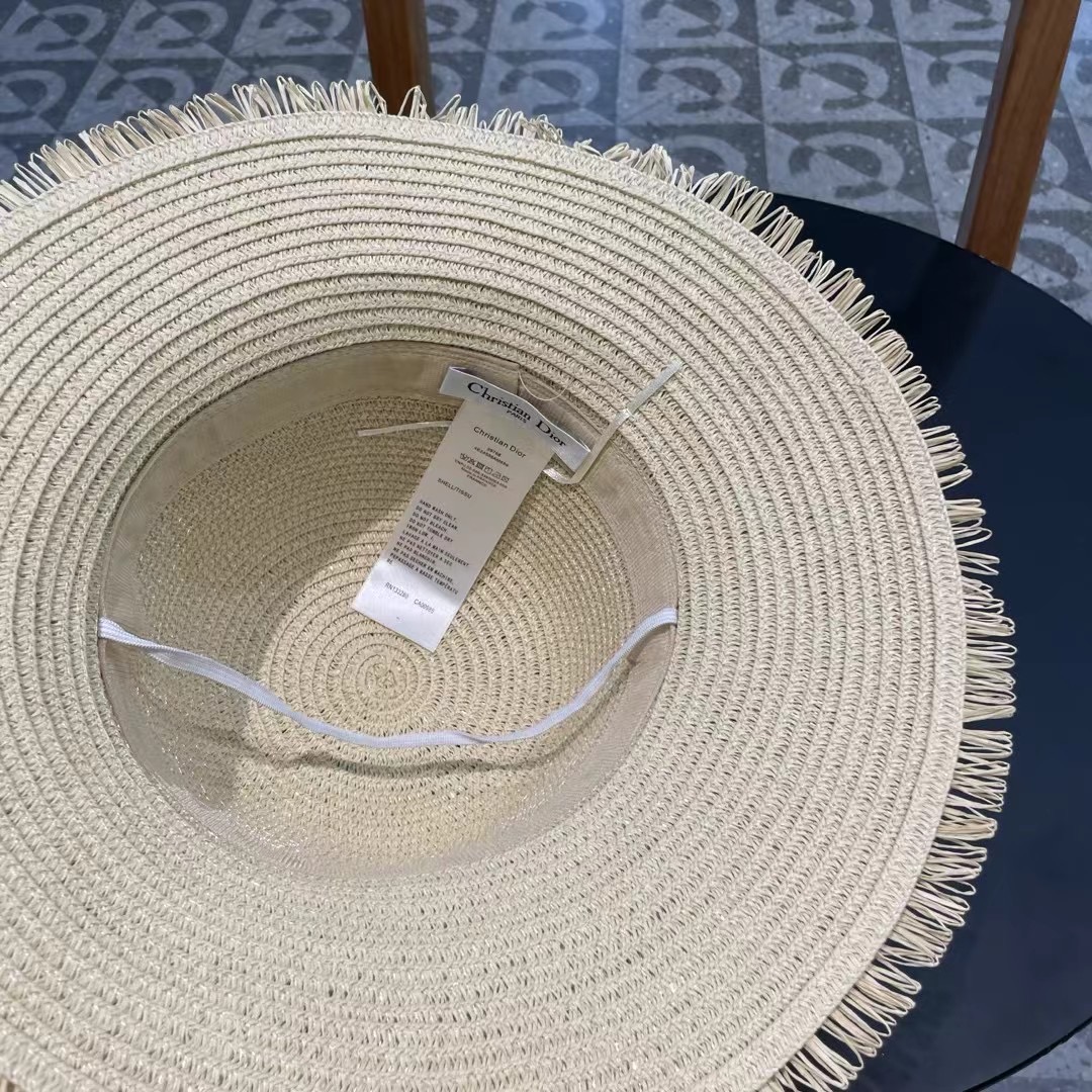    【DIOR迪奥】的新款草编遮阳草帽大沿帽🤩沙滩风，简约大方，百搭单品～出街首选，新款帽型超美腻，新