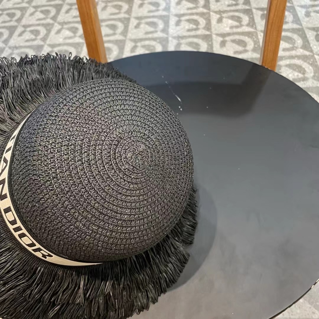    【DIOR迪奥】的新款草编遮阳草帽大沿帽🤩沙滩风，简约大方，百搭单品～出街首选，新款帽型超美腻，新