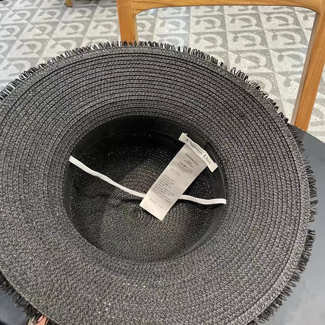    【DIOR迪奥】的新款草编遮阳草帽大沿帽🤩沙滩风，简约大方，百搭单品～出街首选，新款帽型超美腻，新