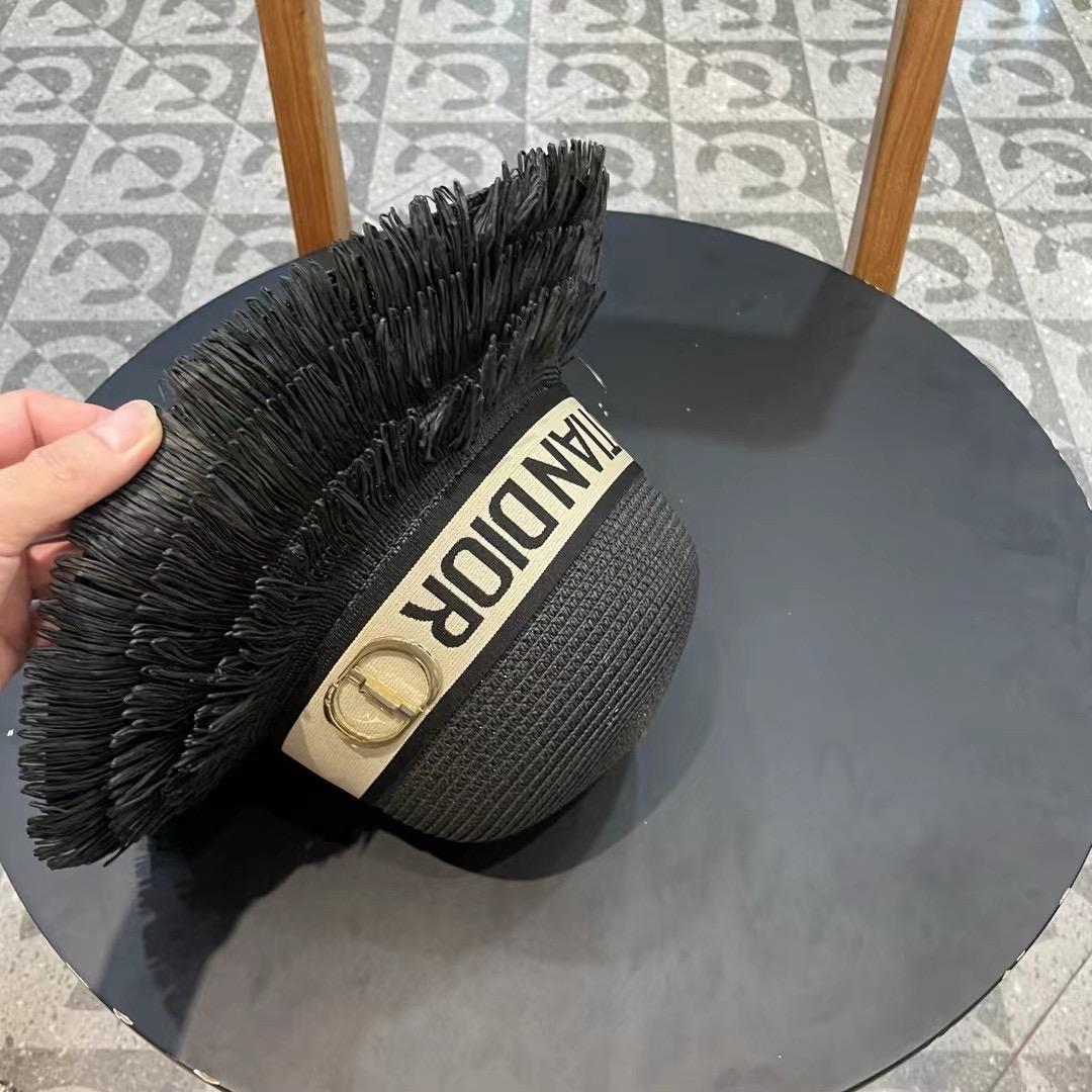    【DIOR迪奥】的新款草编遮阳草帽大沿帽🤩沙滩风，简约大方，百搭单品～出街首选，新款帽型超美腻，新