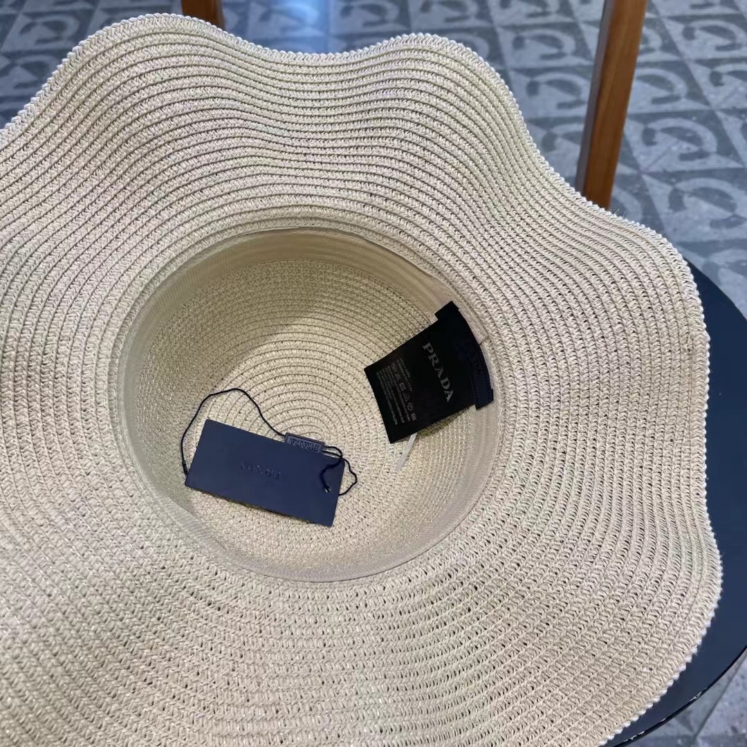   PRADA普拉达荷叶草帽， 重工设计简约百搭款，头围57cm