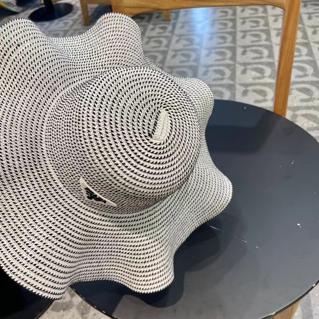   PRADA普拉达荷叶草帽， 重工设计简约百搭款，头围57cm